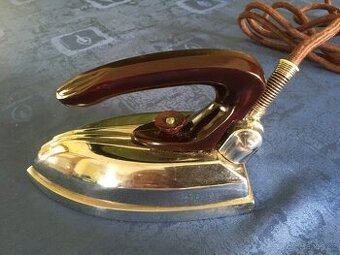 Stará cestovní žehlička Petita