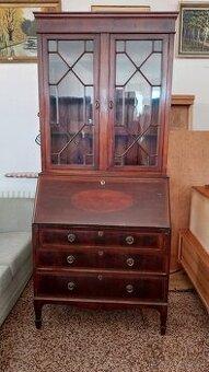 Tmavá komoda, vitrína nebo knihovna s pracovním stolkem