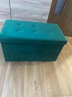 čalouněný taburet s úložným prostorem.