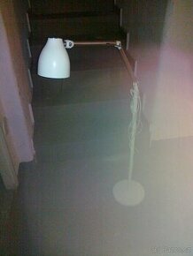 stojanová lampa IKEA