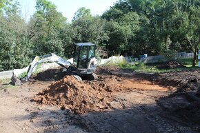 Výkopové práce bagrem Bobcat E27 v Rakovníku