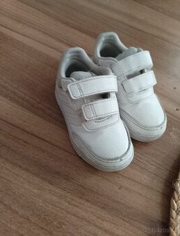 Prodám Adidas botasky 23