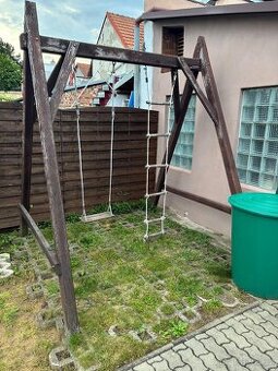 Dětská houpačka a žebřík se zahradní konstrukcí