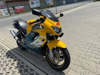 Honda CBR F4
