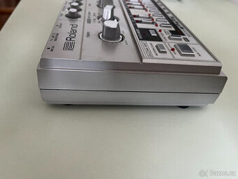 Originální Roland TB-303 (1981-1984) ve výborném stavu
