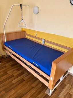 Elektrická polohovací postel s hrazdou