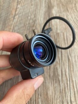 Objektiv s manuální clonou