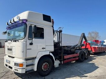 MAN F2001 – hákový nosič kontejnerů s HR hydraulickou rukou