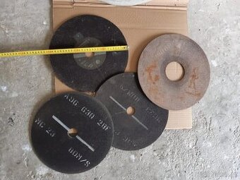 Řezné kotouče 4x, průměr 30 cm.