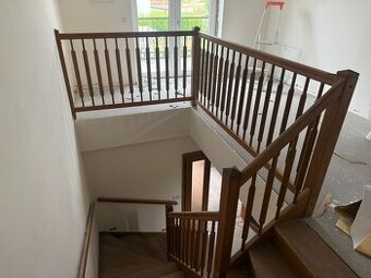 Dubové schodiště, dřevo rozebrané