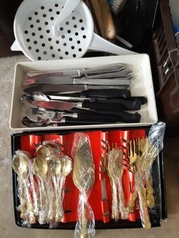 Staré nádobí, příbory, nože