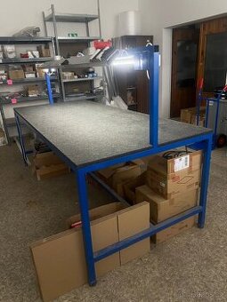 PRACOVNÍ STŮL s LED osvětlením - OSOBNÍ ODBĚR nebo dle domlu