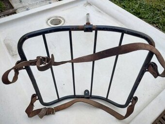 Nosič na starou motorku, veterána