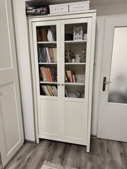 Vitrína / knihovna ikea Hemnes
