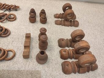 Dřevěné garnýže.