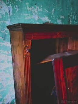 Starožitná skříň