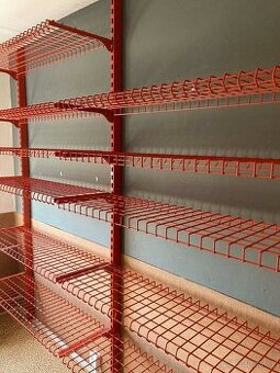 Kovový regál se síťovanými policemi