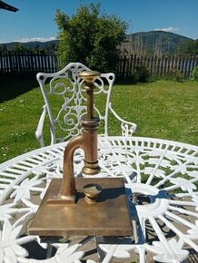 Razidlo pro slepotiskovou -plastickou ražbu