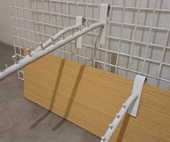 Prodám věšáky- háky na oblečení na sítě, dřevo 17 kusů