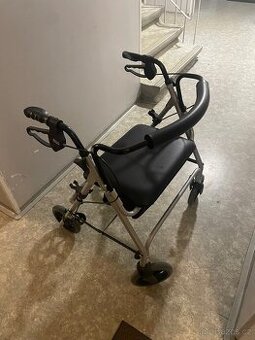 Chodítko se sedátkem pro důchodce s úložným prostorem