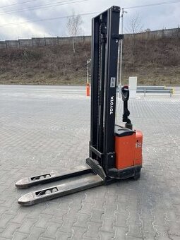 Vysokozdvižný vozík ručně vedeny TOYOTA 1,2t, r.v. 2002