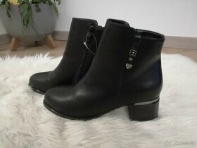 Elegantní černé kotníčkové boty s kubickými zirkony Bocconi