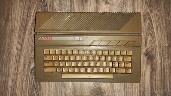 Nabízím počítač Atari a příslušenství .