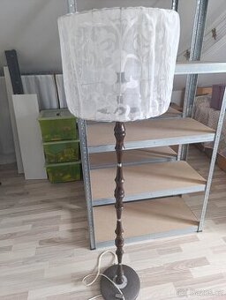 Stojací bytelná lampa