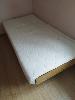 Dřevěná menší postel s matrací
