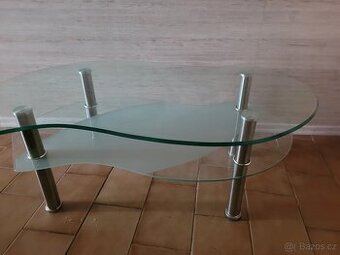 skleněný stolek