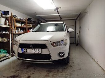 Mitsubishi Outlander 2.3 ,4x4 manuál 7 míst .r.v 2011 ,