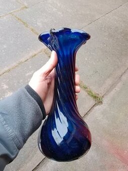 Modrá skleněná váza