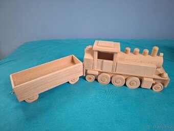 Dřevěný vláček s vlečkou