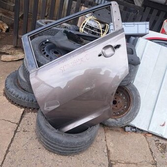 Zadní pravé dveře kia sportage lehce poškozené dole viz foto