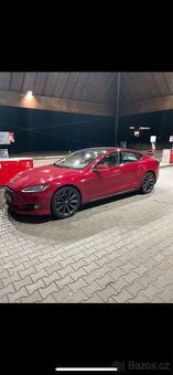 Tesla S85 nabíjení zdarma . Super dojezd.