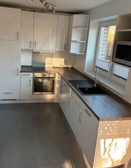 Moderní krémová lesklá linka se spotřebiči,5924