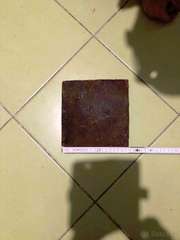 půdovky z půdy snesené vypálené cihly čtvercové