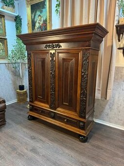 Monumentální skříň (141014)