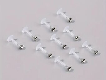 Piercing s bílým kamínkem