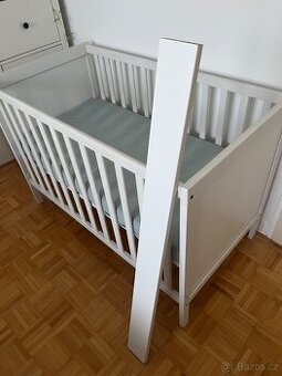 Prodám postýlku IKEA Sundvik s matrací IKEA Skönast