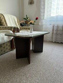 Dřevěný obývací stolek