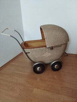 Retro proutěný kočárek pro panenky Liberta