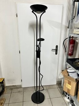 Volně stojací lampa s nastavitelnou regulací svitu černá