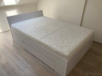Postel 140×200 cm s matrací a roštem – jako nová