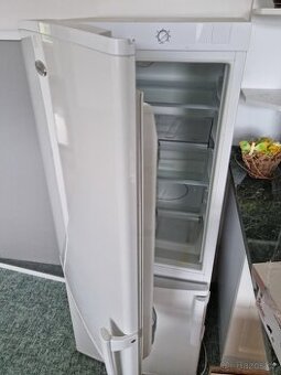 Lednička s mrazákem whitpool