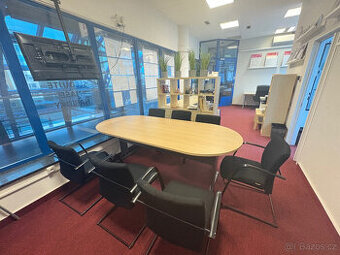 Velký konferenční stůl