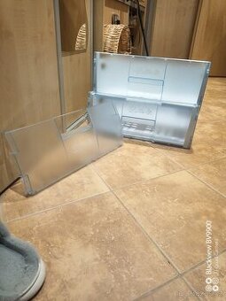 Šuplíky a vrchní dvířka z lednice Beko