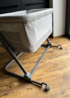 SKIDDOU Natt polohovatelná postýlka