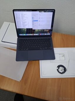 Macbook Air 13 palců M2 chip 8 GB RAM 256 SSD 330 cyklů