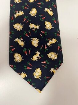 🥕🎩 Hodvábna Kravata so Vzorom Zajačikov a Mrkvy 🐰